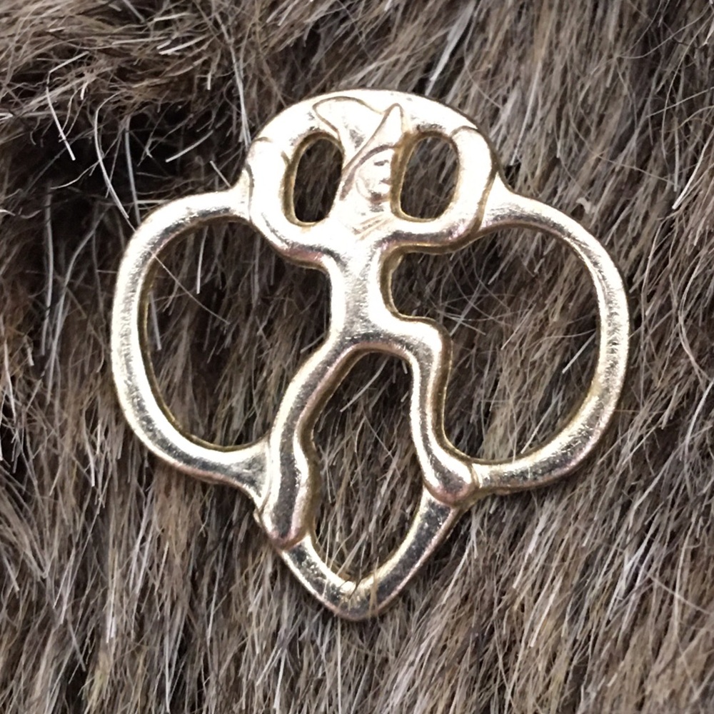 Vintage gold tone jester brownie lapel pin brooch